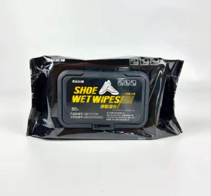 مناديل مبللة لتنظيف الأحذية